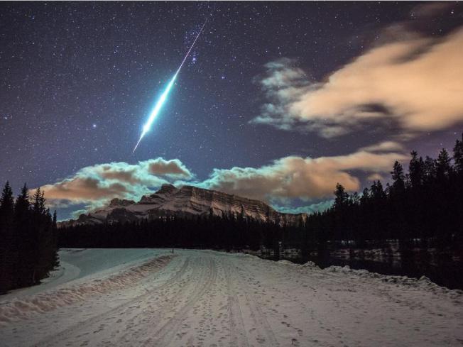Brilliant Flash of Light over Banff, Alberta Canada 12-20-14